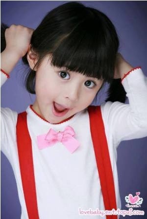 ... cùng khuôn mặt bầu bĩnh đáng yêu