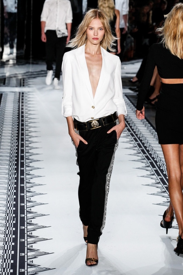Thiên thần VS Rosie Huntington-Whiteley đã rất nhanh chóng trọn cho mình thiết kế  gợi cảm và mạnh mẽ của Versace.