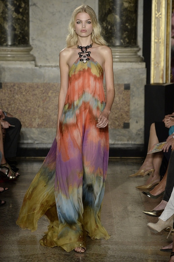 Natasha Poly lựa chọn chiếc đầm màu loang của Emilio Pucci khi tới tham dự bữa tiệc thời trang được tổ chức tại Milan.