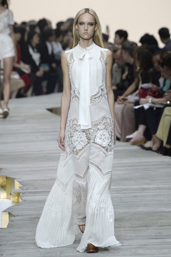 Cùng tham dự bữa tiệc này còn có sự góp mặt của Poppy Delevingne trong thiết kế mới nhất của Roberto Cavalli.