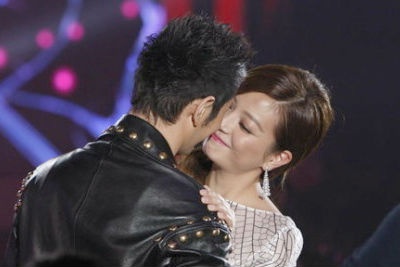 Trieu Vy suyt 'khoa moi' Huynh Hieu Minh hinh anh