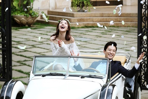 My nhan 'Gia dinh da quy' tiep tuc khoe anh cuoi nhu mo hinh anh