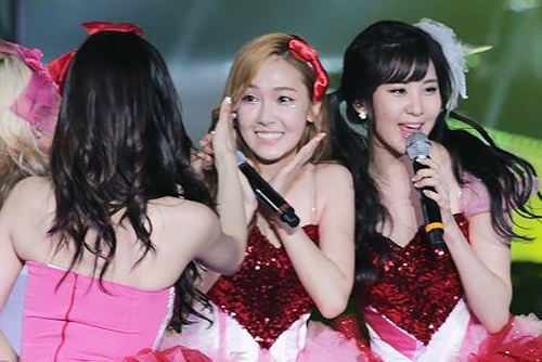 Hinh anh ngot ngao cua Jessica ben cac thanh vien SNSD hinh anh