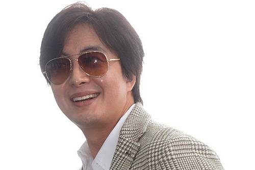 Bae Yong Joon lo guong mat gia nua, beo tron hinh anh