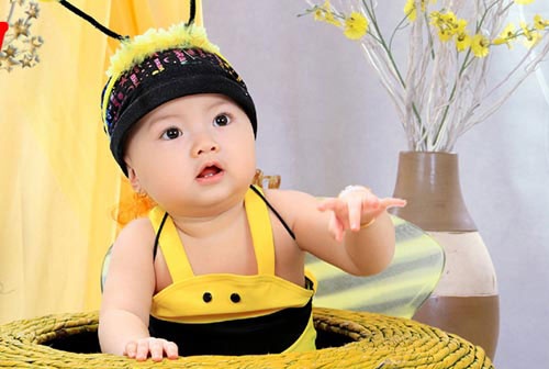 Cái tên Kim Cương của tiểu công chúa được Hồng Tơ đặt với ý nghĩa, cô bé là món quà thiêng liêng mà ông trời ban tặng cho anh ở tuổi 54.Hoài Linh nhận bé làm con nuôi và hy vọng bé nhờ cái duyên của mình mà biết đâu sau này sẽ nổi tiếng như cha mẹ và ba nuôi.