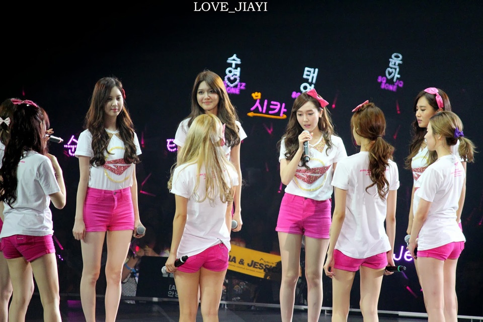 Jessica sở hữu gương mặt xinh đẹp, lạnh lùng. Ngoài khả năng ca hát, cô còn tham gia đóng phim, nhạc kịch, quảng cáo và kinh doanh thời trang.