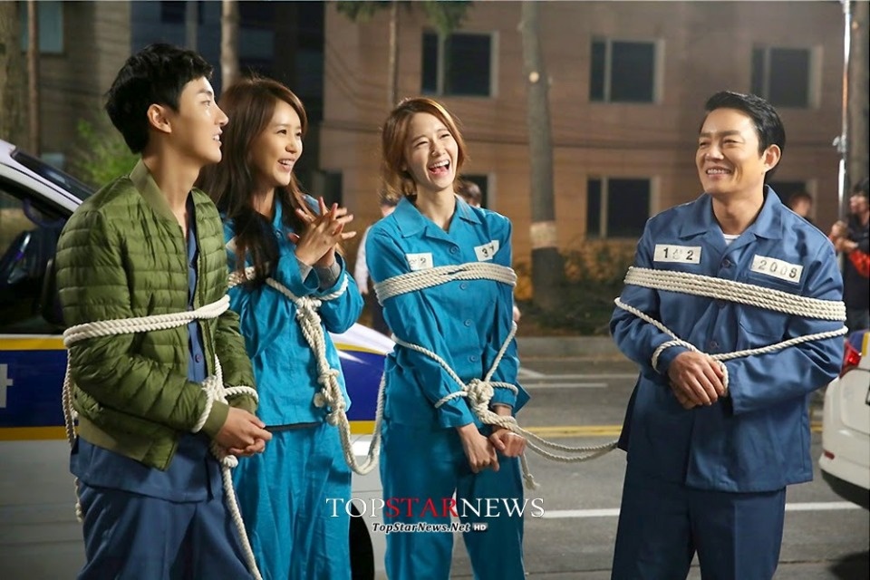 Tuy nhiên, trên màn ảnh tiều tụy bơ phờ là thế, Thực ra, đằng sau ống kính máy quay ai nấy đều tươi rói, cười phớ lớ như được mùa.