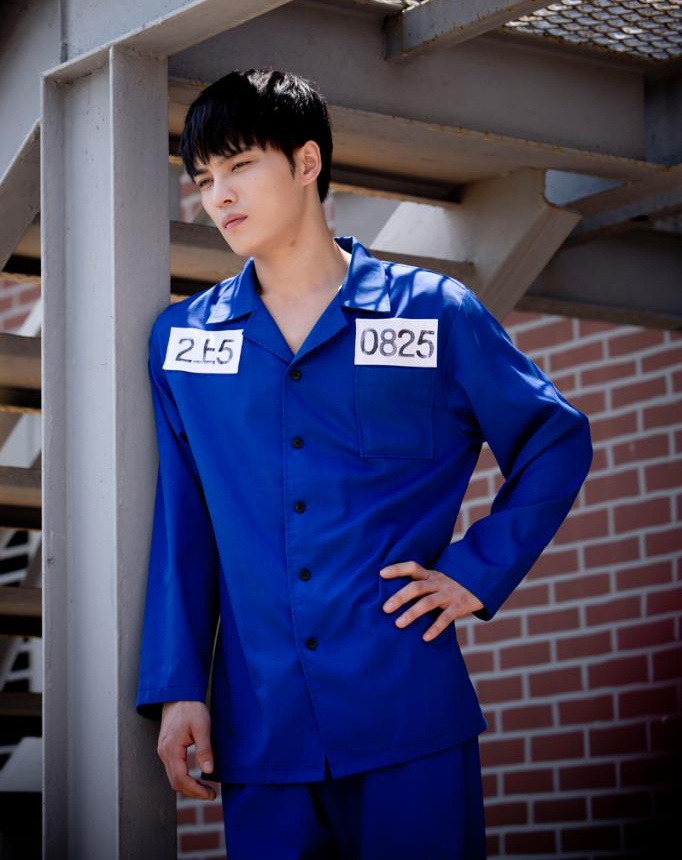 Kim Jae Joong vào vai Huh Young Dan - một trong ba nam chính của bộ phim truyền hình Triangle.Nam ca sĩ kiêm diễn viên này có một số cảnh quay phải ngồi tù.Dù mặc áo tù nhân nhưng anh vẫn rất điển trai.