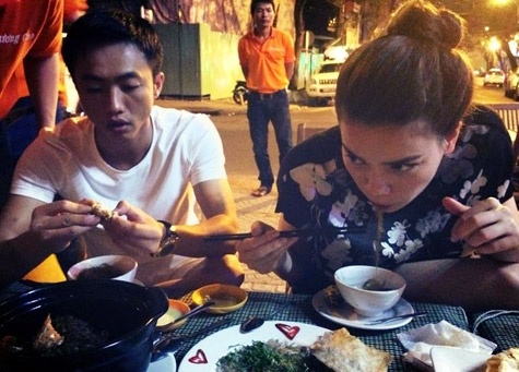 Bạn bè của cả hai đăng ảnh cặp đôi tình tứ đi ăn tối cùng nhau trong bão scandal hôn nhân tan vỡ 