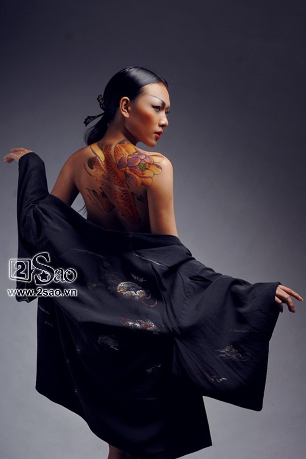 Người mẫu Diệu Huyền trưởng thành hơn sau cuộc thi Siêu mẫu Việt Nam 2012 và  dần khẳng định vị trí của mình trong làng mẫu. Để thể hiện cá tính và sự  tự tin của mình, Diệu Huyền đã xăm hình cá chép sau lưng, tuy khá  táo bạo nhưng vẫn góp phần tôn lên nét đẹp Á –Đông cho siêu mẫu. 