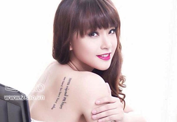 Hình ảnh ngoan hiền, yểu điệu thực nữ trước đây của Hải Băng được thay đổi hoàn  toàn sau khi chia tay với Tiến Dũng. Mới đây, khán giả đã rất bất ngờ khi  được mục sở thị hình ảnh bán nude nổi loạn và cá tính cùng hình  xăm sau lưng đầy bí ẩn của nữ ca sĩ này