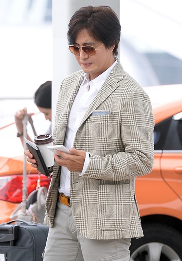 Dễ nhận thấy Bae Yong Joon béo lên rất nhiều so với thời thanh niên. Ở độ tuổi ngoài 40, mỹ nam xứ Hàn một thời giờ đã có sự nghiệp thành đạt khi là ông chủ của một công ty giải trí. Anh được coi là một nhân vật quyền lực trong giới nghệ sĩ.  