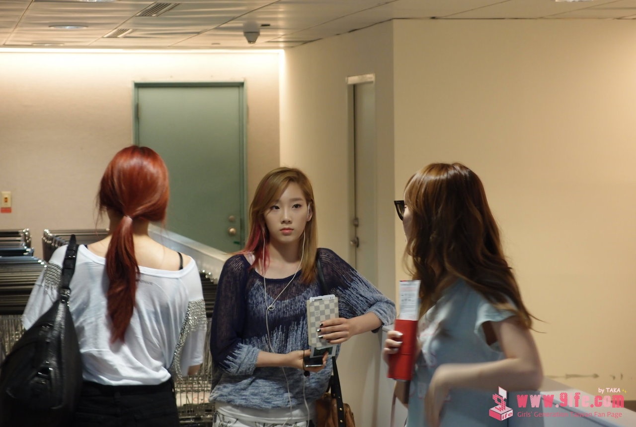 Taeyeon mặt lạnh khi Jessica nhìn