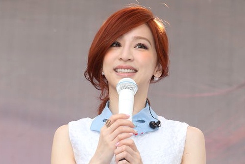 My nhan Dai Loan dien vay xoe, ho henh lo noi y hinh anh