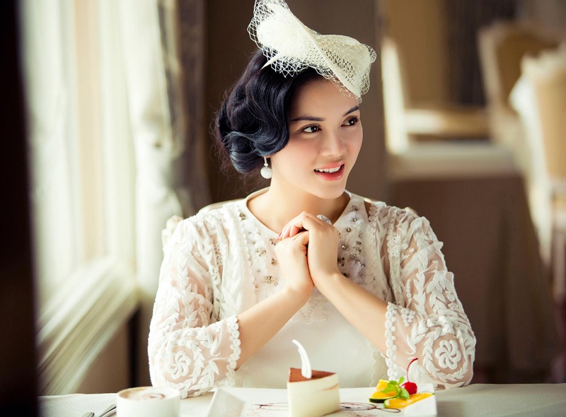 Lý Nhã Kỳ là một người đẹp đa tài khi vừa là diễn viên, ca sĩ, vừa là bà chủ của một thương hiệu kim cương và showroom thời trang xa hoa bậc nhất Sài Thành. Nhiều lần thừa nhận có bạn trai song Lý Nhã Kỳ chưa bao giờ công khai “một nửa”. 