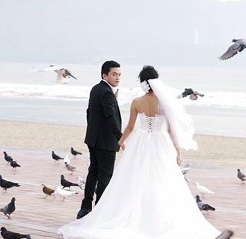 Một bức ảnh cưới của Lam Trường và Yến Phương được tiết lộ.