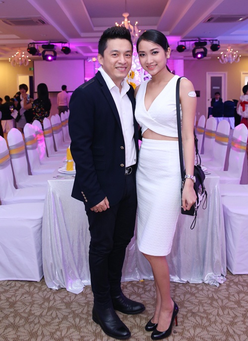 Huấn luyện viên The Voice Kids và vợ sắp cưới thường xuyên sánh đôi tình tứ.