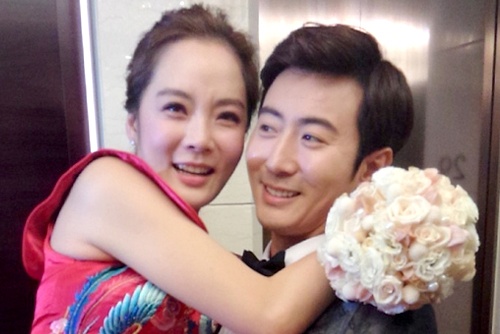 Chae Rim duoc chong quy goi di giay trong dam cuoi hinh anh