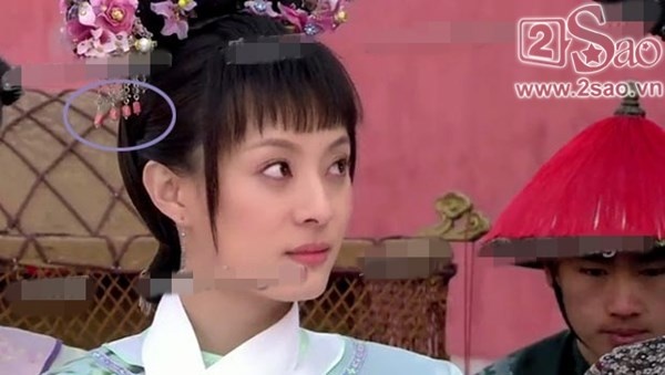 Ở phân cảnh này, chiếc trâm cài tóc của Chân Hoàn (Tôn Lệ) bị rơi mất một viên ngọc nên chỉ còn lại 4 viên ngọc.