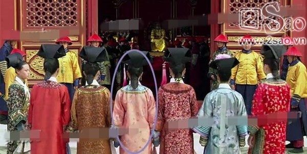 Khi nhìn từ sau, nhân vật mặc áo hồng.