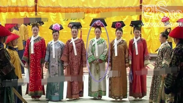 Nhưng khi chuyển cảnh lên phía trước, màu sắc áo của cô hoàn toàn thay đổi.
