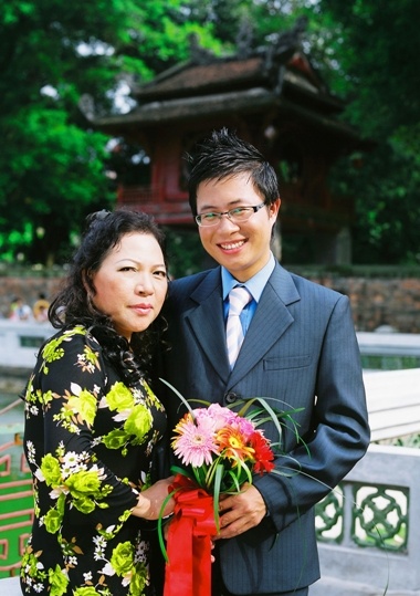 MC Lê Anh và mẹ.