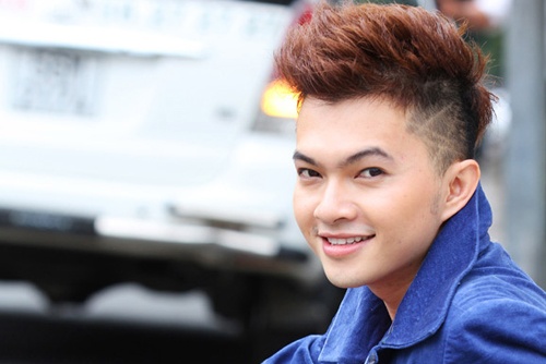 Sao Viet doi dien tin don: Bon chon hay mac ke? hinh anh