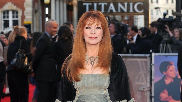 Trong buổi ra mắt phim Titanic, Francis Fisher đã mượn khăn tay của Thái Tử Charles vì ngồi khóc từ đầu tới cuối phim.