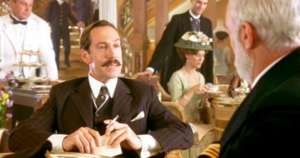  Jonathan Hyde trong vai Bruce Ismay, gã người Anh giàu có hợm hĩnh đã bảo thuyền trưởng Smitch bật 4 nồi hơi, tăng tốc tàu và dẫn đến tai nạn va vào băng đáng tiếc. Gã còn được tả như một kẻ hung bạo, dám xô đẩy trẻ em, phụ nữ để giành suất lên tàu cứu hộ.