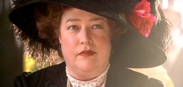Kathy Bates trong vai Margaret “Molly” Brown. Bà Brown thuộc tầng lớp “giàu mới nổi” (new money) và không được lòng nhiều người vì không có cung cách “cao sang quyền quý”. Nhưng cũng chính thế mà bà rộng lòng với người khác hơn: cho Jack mượn bộ vest đẹp để dự bữa tối, đề nghị cho thêm người vào thuyền cứu hộ.