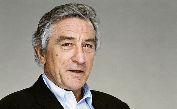 Chuyện ít biết: Vai thuyền trưởng Edward John Smith ban đầu được chỉ định cho diễn viên Robert De Niro nhưng diễn viên này bị ốm vào phút cuối, Bernard Hill phải thay thế.