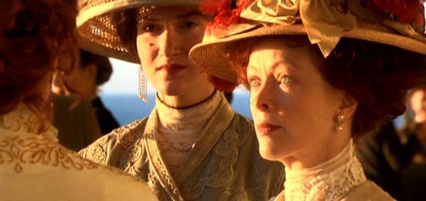 Francis Fisher thủ vai quý bà Ruth DeWitt Bukater, mẹ của Rose trong phim.