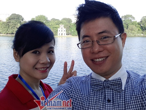 Nhiều sinh viên nữ không ngại ngần thể hiện tình cảm với Lê Anh.