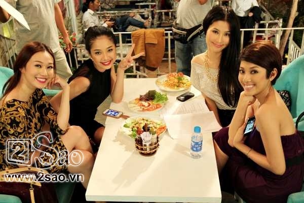 4 mỹ nhân: Khánh My (vai Khánh Ly), Diễm My 9X (vai An Nhiên), Minh Khuê (vai Thảo Vy), Yumi Dương (vai Thùy Như) cùng góp mặt trong bộ phim truyền hình Váy hồng tầng 24.