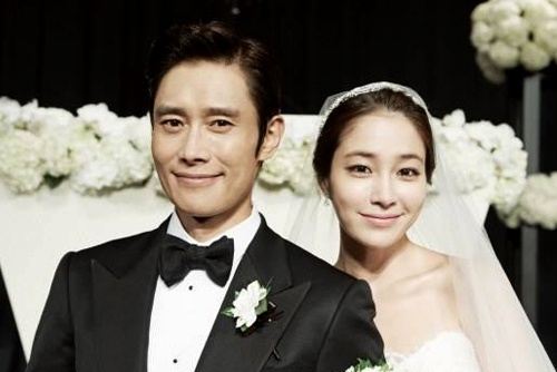 Vo Lee Byung Hun ve nha sau scandal ngoai tinh cua chong hinh anh
