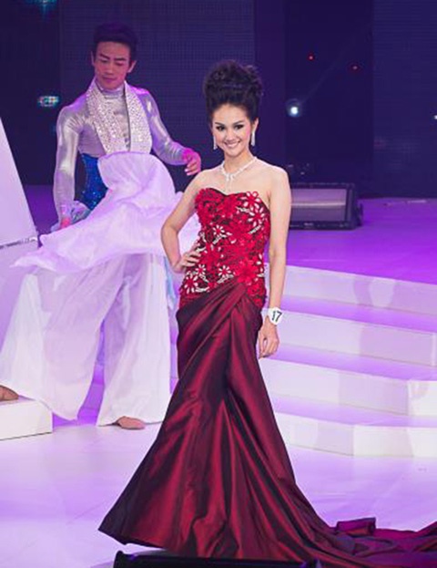 Aem Dutnee giành ngôi vị Á Hậu 2 tại cuộc thi Hoa hậu Thái Lan 2013