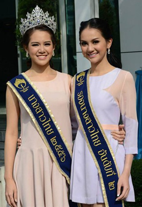 Hoa Hậu Thái Lan 2013 Gina Achara (trái) và Aem trong một hoạt động hậu đăng quang