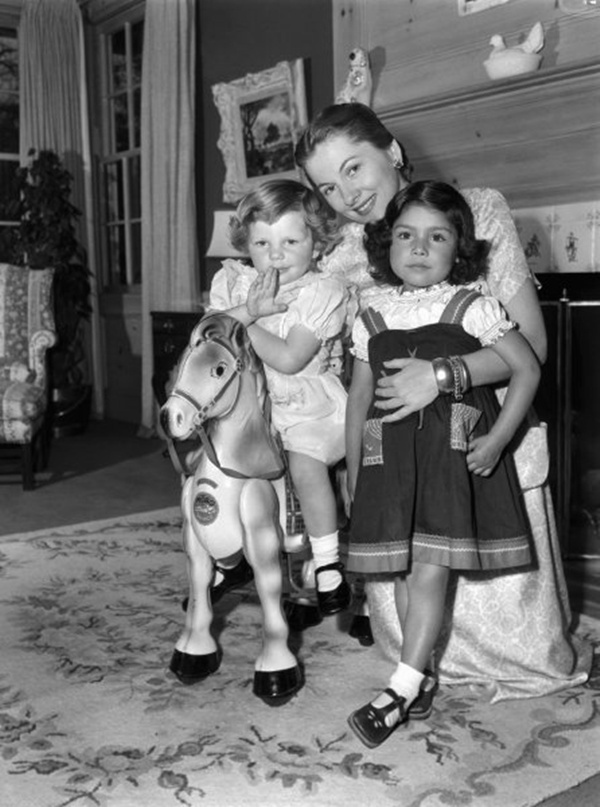 Joan Fontaine và hai con gái