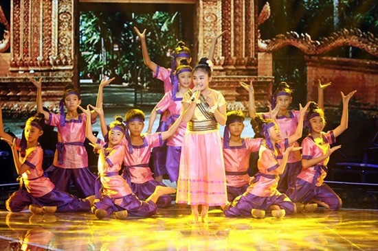 Các clip hát của quán quân The voice Kids Việt năm nay cũng không tránh khỏi sự soi mói của các fan chị Bảy