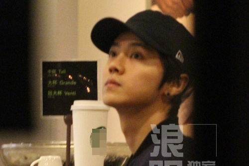 Luhan (EXO) bi bat gap ca phe mot minh o Trung Quoc hinh anh