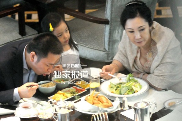 Chong con Trieu Vy bi bat gap di an cung phu nu la mat hinh anh