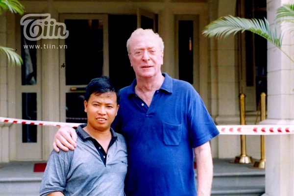 Anh Lữ Đắc Long (trái) chụp ảnh cùng diễn viên nổi tiếng Micheal Caine - người từng 2 lần đoạt giải Oscar