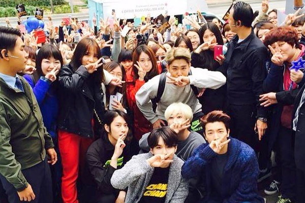 Super Junior phuc vu ca phe mien phi cho fan hinh anh