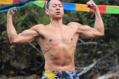 Truong Tri Lam, Truong Phong Nghi thi nhau khoe co bap hinh anh