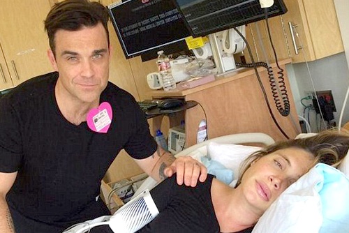 Robbie Williams hat mua trong phong de co vu vo sinh hinh anh