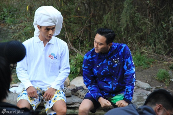 Trương Trí Lâm (áo xanh rằn ri) đang lắng nghe đạo diễn chỉ đạo.