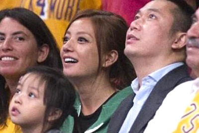 Vo chong Trieu Vy xem bong ro o My cung loat sao Hollywood hinh anh