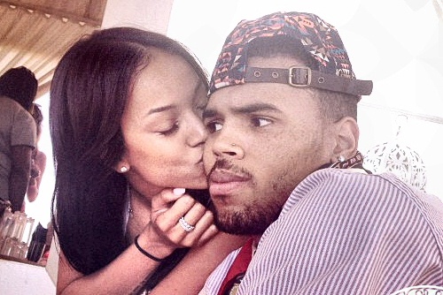 Ro tin ban gai goc Viet co bau voi Chris Brown hinh anh