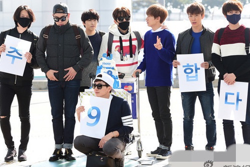 Super Junior cat banh mung sinh nhat 9 tuoi giua san bay hinh anh