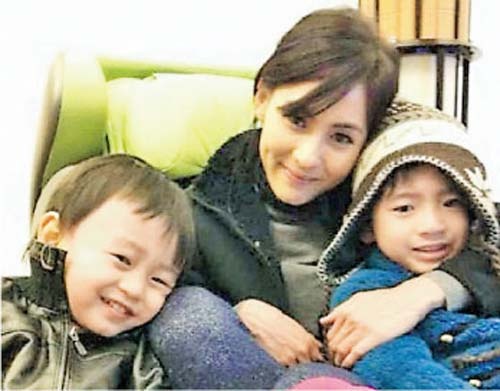 Ta Dinh Phong chia tien cho con hinh anh